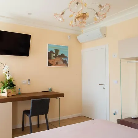 Bed and Breakfast Little House 4*