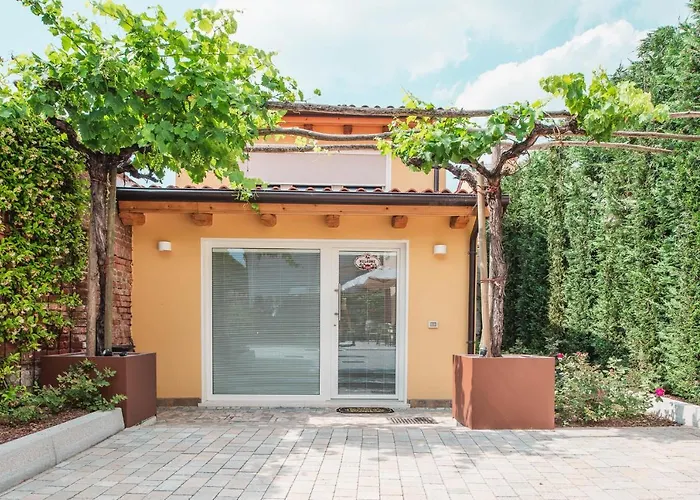 فندق مبيت وإفطار Little House 4*