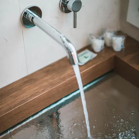 לינה וארוחת בוקר Little House 4*